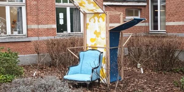fauteuil en installatie in hout in een tuin